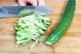新鲜黄瓜视频分享：教你如何挑选与制作美味菜肴