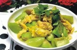 清爽美味：黄瓜丝瓜的营养价值与简单食谱分享