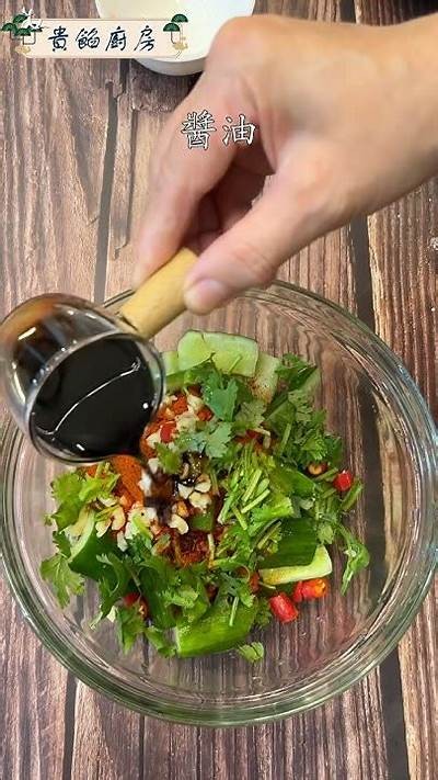 黄瓜小视频：清凉夏日食谱，教你制作美味黄瓜沙拉！