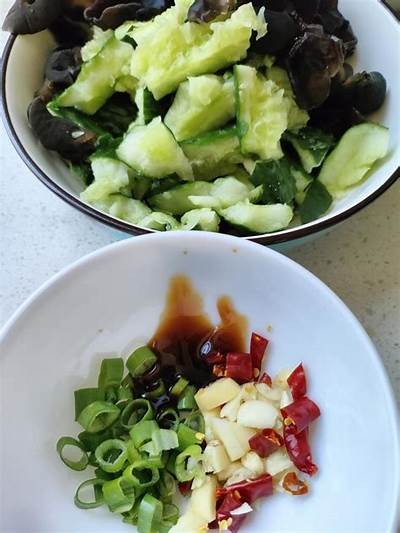 简单又美味的凉拌黄瓜做法视频，清爽开胃，轻松上手！