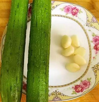 丝瓜与黄瓜的健康食谱视频：营养丰富的家庭菜肴制作教程