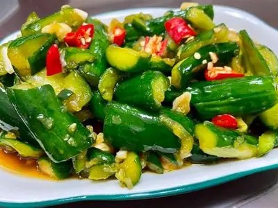 简单易学的凉拌黄瓜做法视频，清爽开胃，家庭必备小菜！
