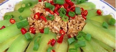 “丝瓜和黄瓜的美味做法大揭秘，夏季清凉食谱推荐！”