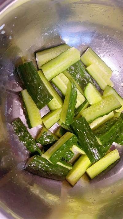 鲜嫩黄色黄瓜制作美味沙拉，轻松学会健康食谱！