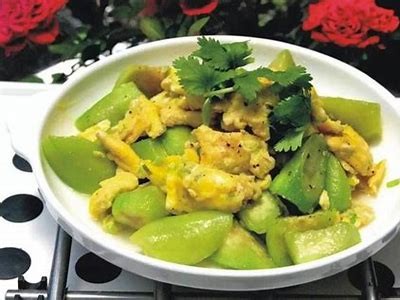 清爽美味：黄瓜丝瓜的营养价值与简单食谱分享