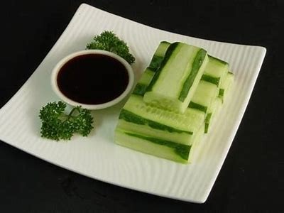 “黄瓜丝瓜的营养价值与食用方法大揭秘，健康美味一网打尽！”